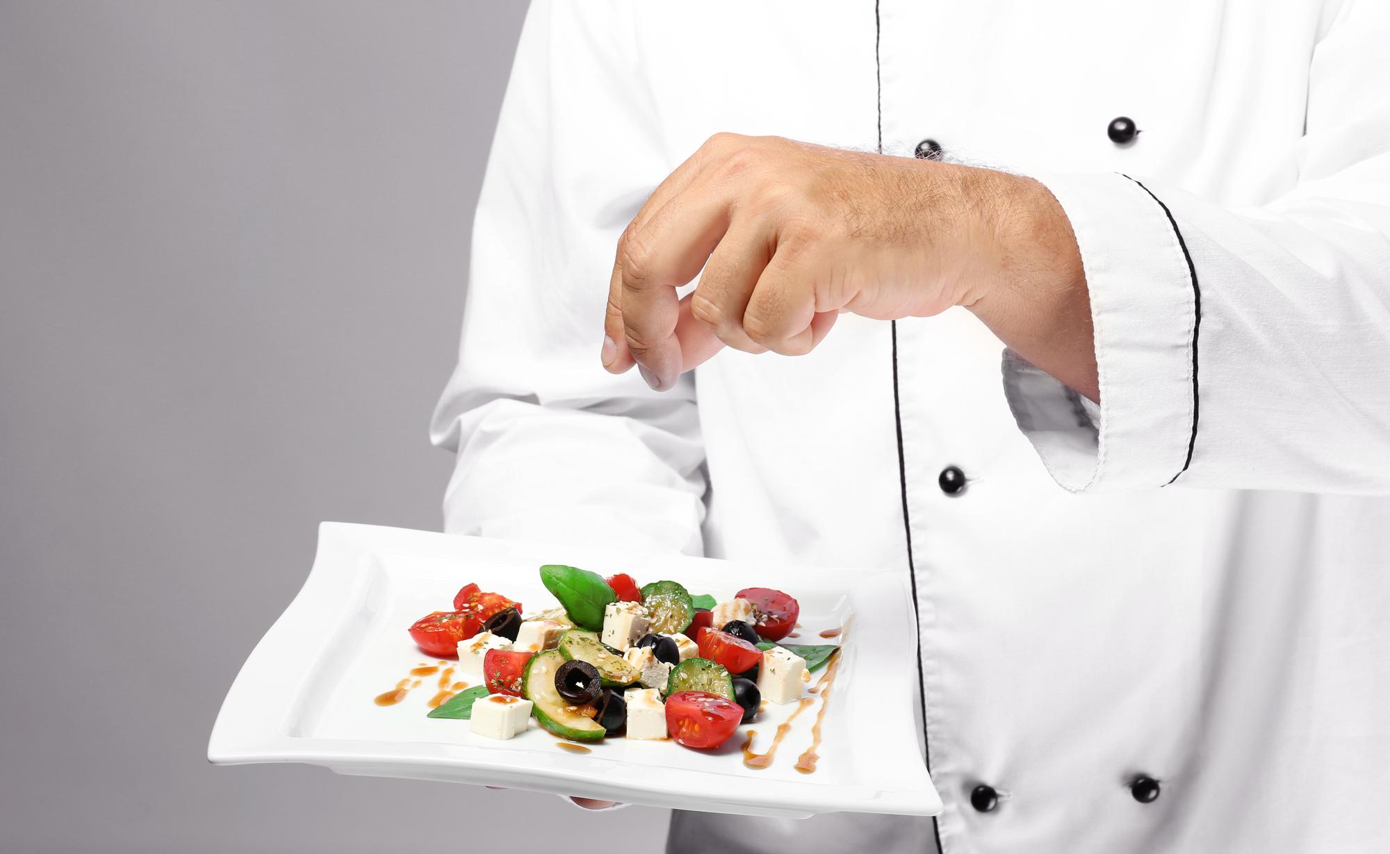 Profesjonalny szef kuchni prezentujący danie